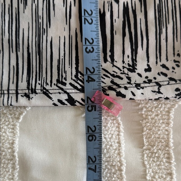 Stylish Black and White Patterned Short Sleeve Top - Picture 8 of 8